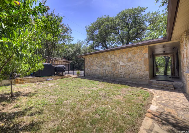 Photo 3 of Single family home for sale at 1422 Oakridge Ln, Canyon Lake, TX 78133 | MLS# 2002846 | Listing updated on 2026-09-13