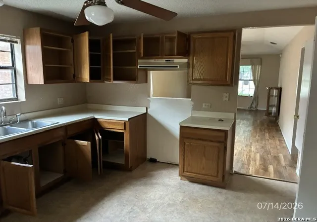 5th image of 628 E Leona St, Uvalde, TX 78801 | MLS# 2002850
