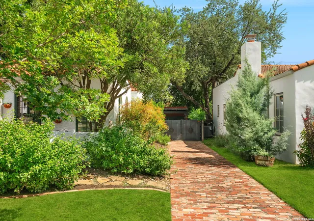 Photo 4 of Sale Pending at 233 W Hollywood Ave, San Antonio, TX 78212 | MLS# 2002888 | Listing updated on 2026-08-18