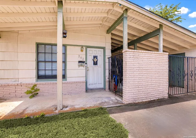 Photo 3 of Single family home for sale at 242 Brettonwood Dr, San Antonio, TX 78218 | MLS# 2003002 | Listing updated on 2026-09-11