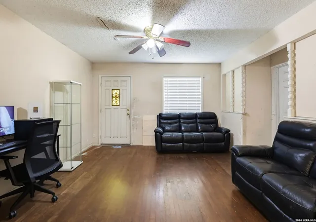 Photo 4 of Single family home for sale at 242 Brettonwood Dr, San Antonio, TX 78218 | MLS# 2003002 | Listing updated on 2026-09-11