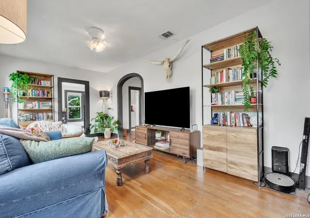 3rd image of 531 W Gramercy Pl, San Antonio, TX 78212 | MLS# 2003017