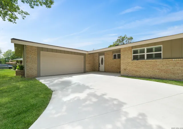 Photo 4 of Sale Pending at 225 Cloudmont, Windcrest, TX 78239 | MLS# 2003054 | Listing updated on 2026-09-08