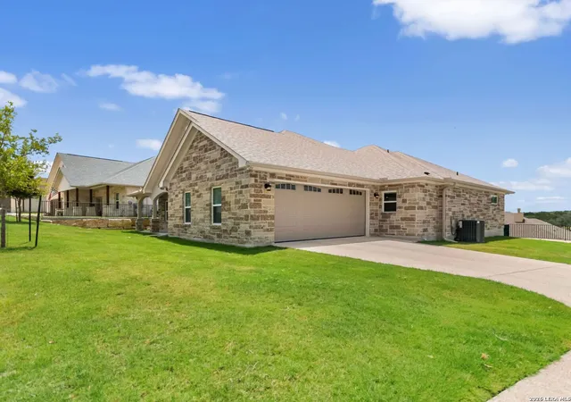 Photo 3 of Single family home for sale at 2007 Valencia Dr N, Kerrville, TX 78028 | MLS# 2003086 | Listing updated on 2026-08-04