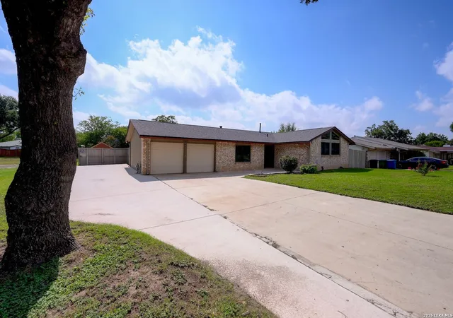 Photo 3 of Sale Pending at 7422 Midcrown Dr, San Antonio, TX 78218 | MLS# 2003107 | Listing updated on 2026-08-23
