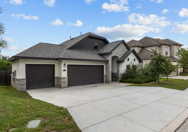 Photo 3 of Sale Pending at 28210 Versant Hls, Boerne, TX 78015 | MLS# 2003127 | Listing updated on 2026-09-04