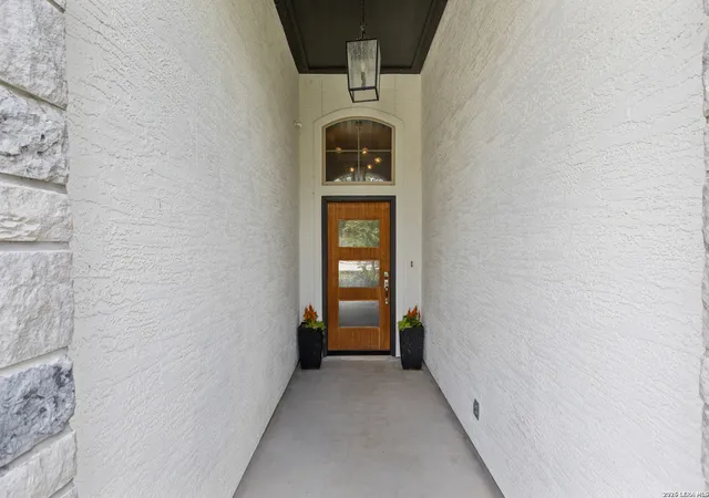 Photo 4 of Sale Pending at 28210 Versant Hls, Boerne, TX 78015 | MLS# 2003127 | Listing updated on 2026-09-04