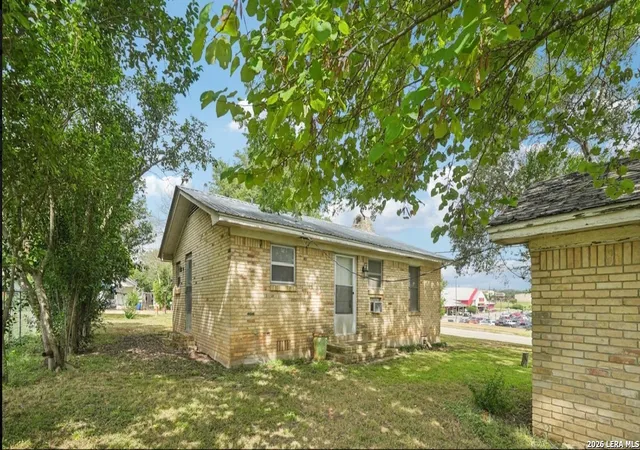 Photo 3 of Single family home for sale at 1620 Cavett St, Gonzales, TX 78629 | MLS# 2003230 | Listing updated on 2026-09-19