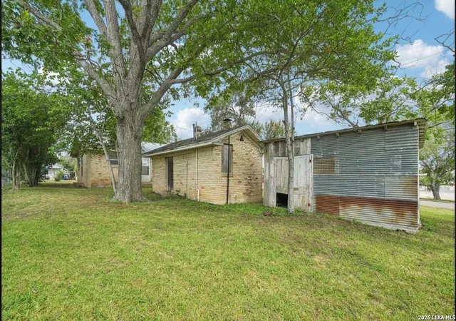 Photo 4 of Single family home for sale at 1620 Cavett St, Gonzales, TX 78629 | MLS# 2003230 | Listing updated on 2026-09-19