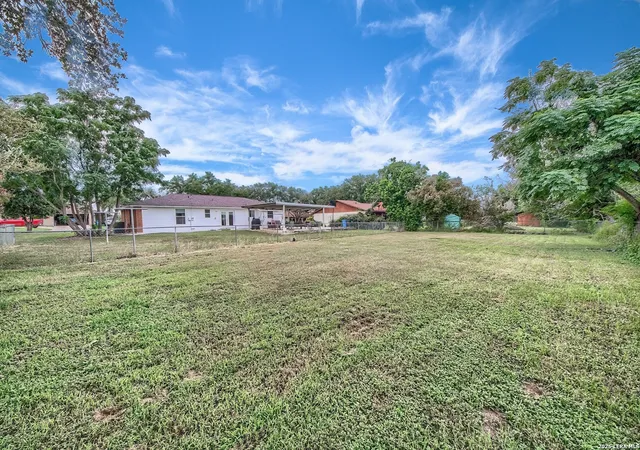 3rd image of 127 Hillcrest, La Vernia, TX 78121 | MLS# 2003302