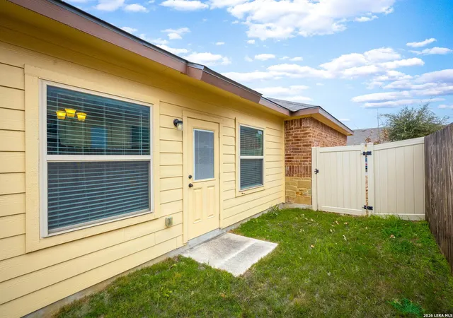 4th image of 310 /312 Emma Dr, New Braunfels, TX 78130 | MLS# 2003383
