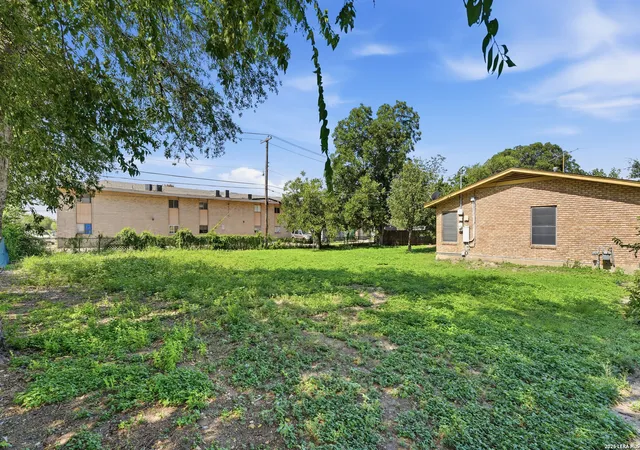 Photo 3 of Single family home for sale at 122 W Hutchins Pl, San Antonio, TX 78221 | MLS# 2003463 | Listing updated on 2026-09-13