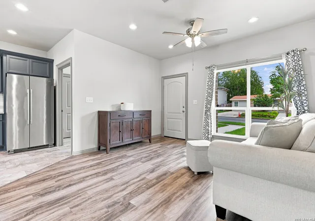 Photo 4 of Single family home for sale at 250 Englewood Dr, San Antonio, TX 78213 | MLS# 2003589 | Listing updated on 2026-10-02