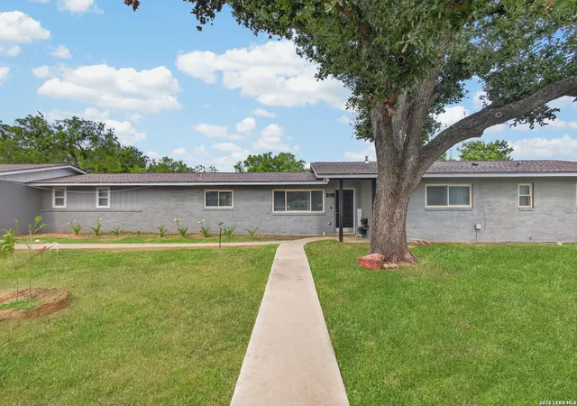 2nd image of 209 Greenlawn Ave, Pleasanton, TX 78064 | MLS# 2003595