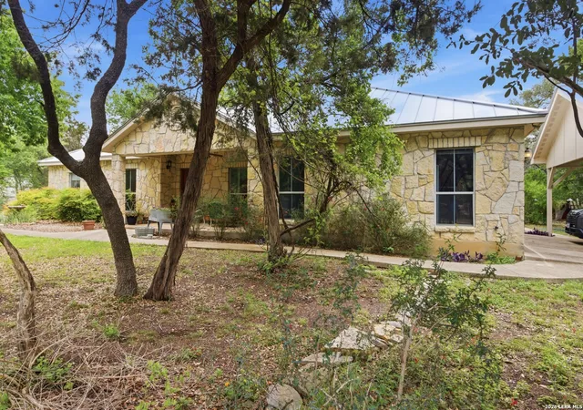 4th image of 707 Oakridge Ln, Pipe Creek, TX 78063 | MLS# 2003636
