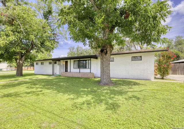 2nd image of 1019 E Leona Rd, Uvalde, TX 78801 | MLS# 2003707