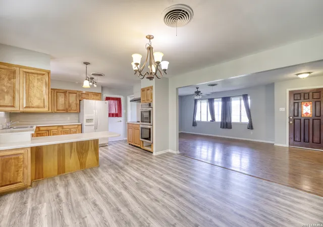 4th image of 1019 E Leona Rd, Uvalde, TX 78801 | MLS# 2003707