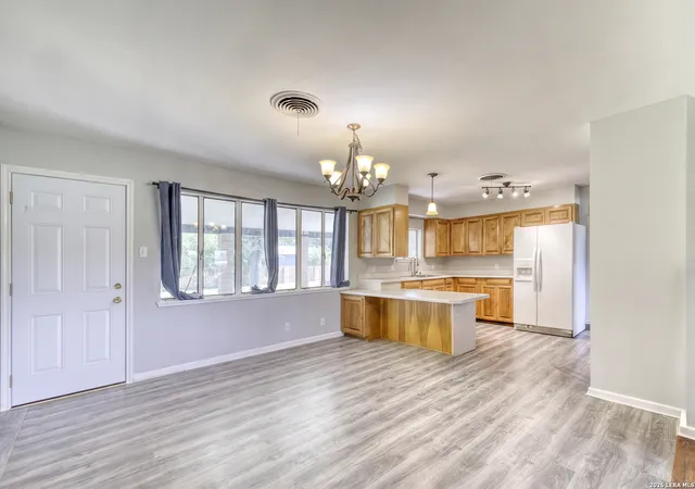 5th image of 1019 E Leona Rd, Uvalde, TX 78801 | MLS# 2003707