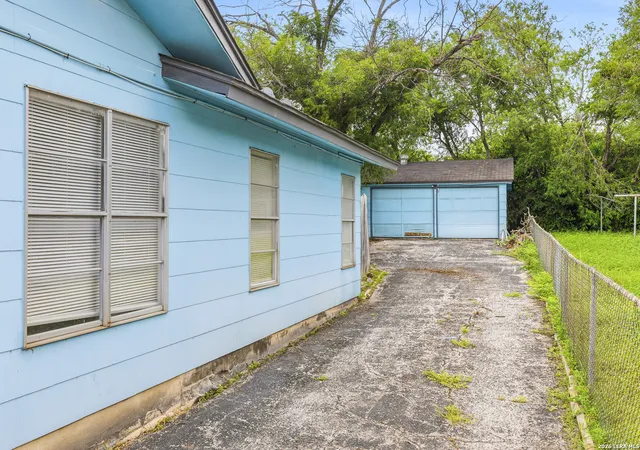 Photo 3 of Single family home for sale at 214 Earlyway Dr, San Antonio, TX 78233 | MLS# 2003852 | Listing updated on 2026-08-12