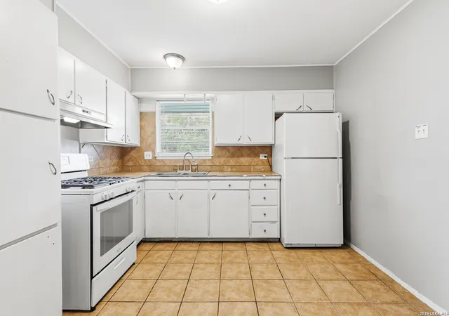 Photo 4 of Single family home for sale at 214 Earlyway Dr, San Antonio, TX 78233 | MLS# 2003852 | Listing updated on 2026-08-12