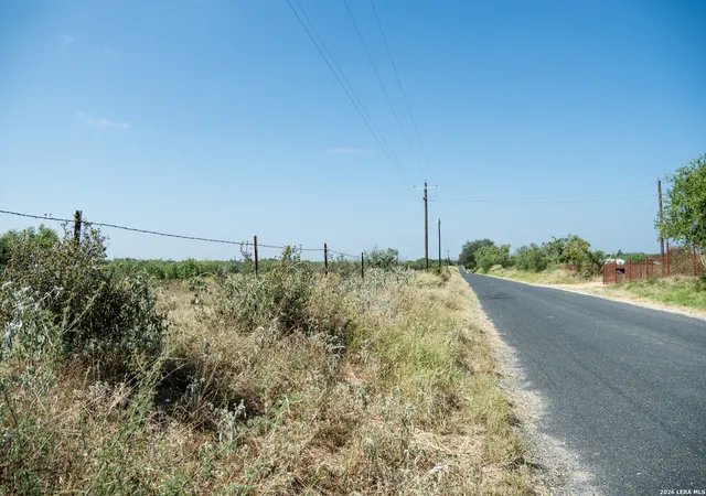 Photo 4 of Sale Pending at 980 Mann Rd, Poteet, TX 78065 | MLS# 2003865 | Listing updated on 2026-08-31
