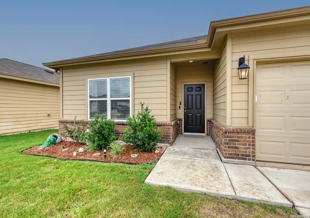 Photo 3 of Single family home for sale at 3433 Canyon Rdg, Seguin, TX 78155 | MLS# 2004019 | Listing updated on 2026-09-27
