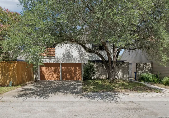 Photo 4 of Single family home for sale at 11810 Button Willow Cv, San Antonio, TX 78213 | MLS# 2004071 | Listing updated on 2026-09-18