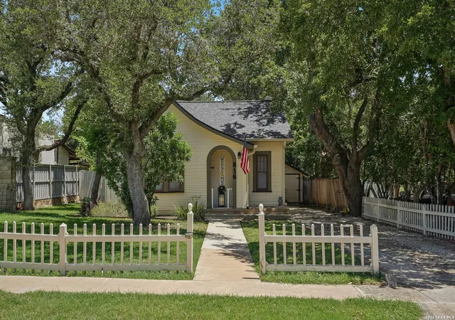 Photo 1 of Single family home for sale at 816 Wheless Ave, Kerrville, TX 78028 | MLS# 2004092 | Listing updated on 2026-08-09