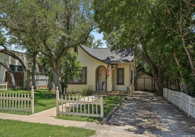 Photo 2 of Single family home for sale at 816 Wheless Ave, Kerrville, TX 78028 | MLS# 2004092 | Listing updated on 2026-08-09