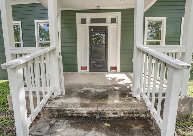 Photo 3 of Single family home for sale at 114 Short St, Boerne, TX 78006 | MLS# 2004097 | Listing updated on 2026-09-29