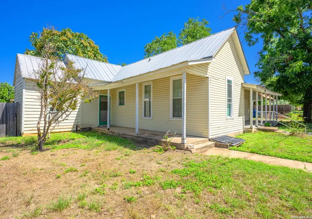Photo 2 of Single family home for sale at 500 Robinson Ave, Kerrville, TX 78028 | MLS# 2004116 | Listing updated on 2026-09-08