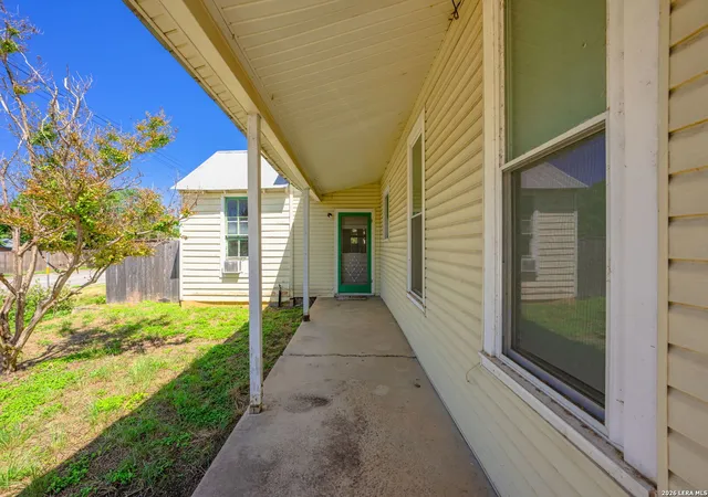 Photo 3 of Single family home for sale at 500 Robinson Ave, Kerrville, TX 78028 | MLS# 2004116 | Listing updated on 2026-09-08
