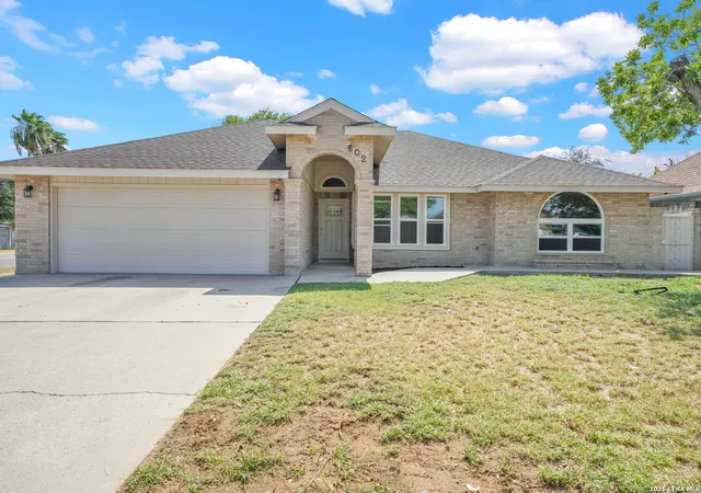 Photo 2 of Sale Pending at 602 Atlanta Dr, Laredo, TX 78045 | MLS# 2004258 | Listing updated on 2026-08-16