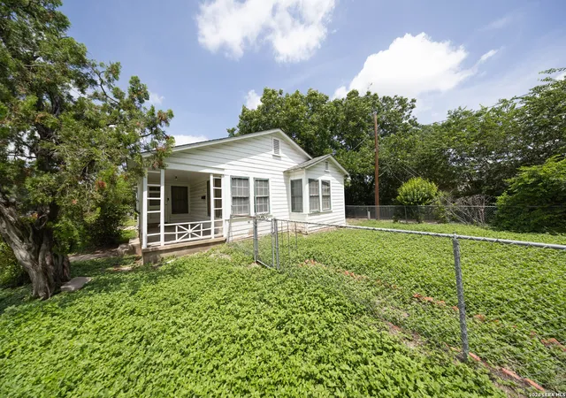 Photo 3 of Sale Pending at 1115 Donaldson Ave, San Antonio, TX 78228 | MLS# 2004303 | Listing updated on 2026-08-07