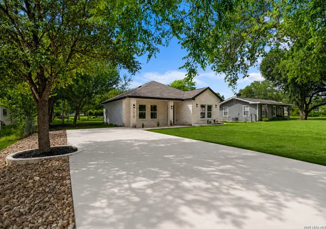 Photo 3 of Single family home for sale at 1110 Florence St, Castroville, TX 78009 | MLS# 2004533 | Listing updated on 2026-09-15