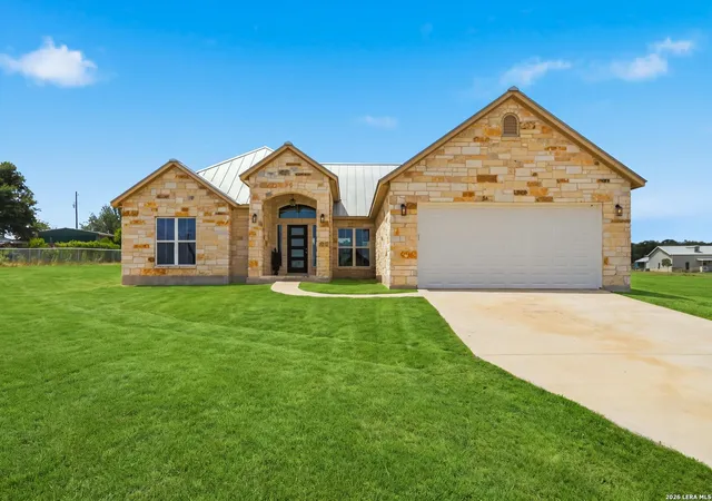 2nd image of 200 Lakeview Cir, La Vernia, TX 78121 | MLS# 2004560