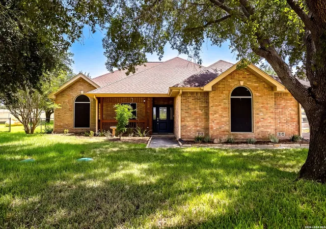 Photo 2 of Single family home for sale at 516 Lake Valley Dr, La Vernia, TX 78121 | MLS# 2004711 | Listing updated on 2026-10-07