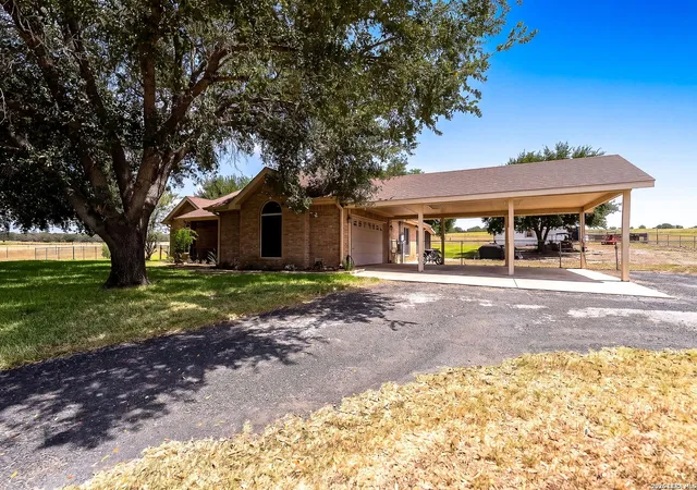Photo 3 of Single family home for sale at 516 Lake Valley Dr, La Vernia, TX 78121 | MLS# 2004711 | Listing updated on 2026-10-07