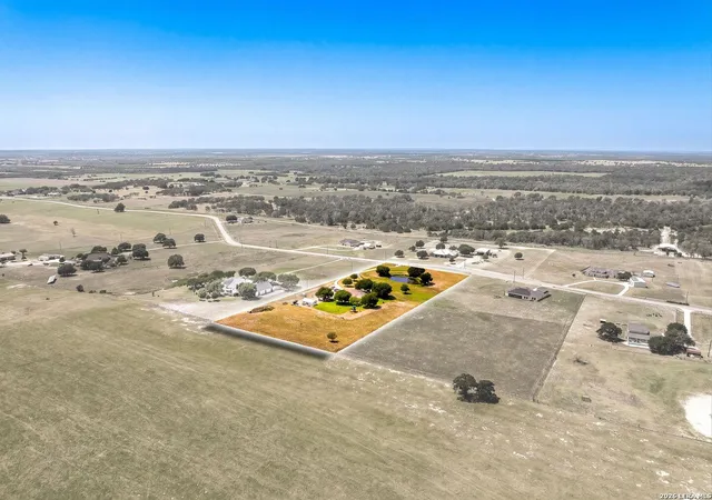 Photo 4 of Single family home for sale at 516 Lake Valley Dr, La Vernia, TX 78121 | MLS# 2004711 | Listing updated on 2026-10-07