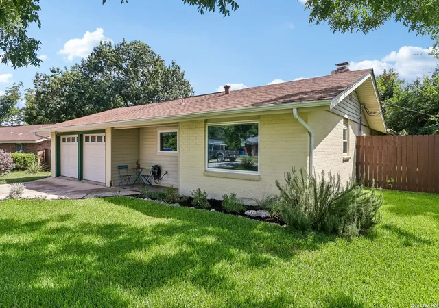 Photo 2 of Single family home for sale at 713 Lake, Kerrville, TX 78028 | MLS# 2004748 | Listing updated on 2026-08-11