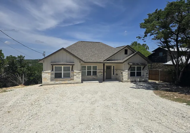 Photo 4 of Single family home for sale at 563 Irene Dr, Canyon Lake, TX 78133 | MLS# 2004797 | Listing updated on 2026-09-12