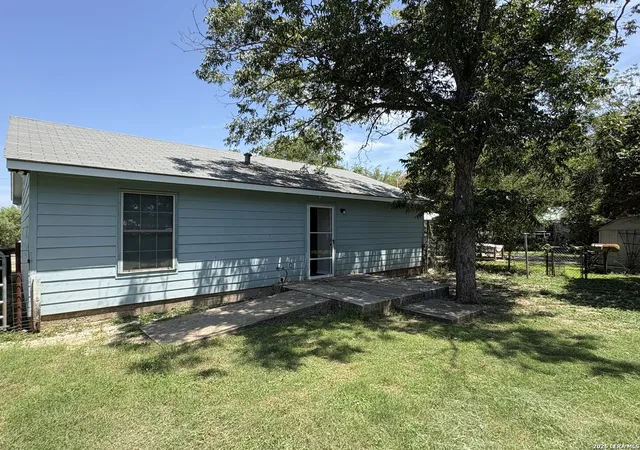 14th image of 1304 Avenue D, Hondo, TX 78861 | MLS# 2004858