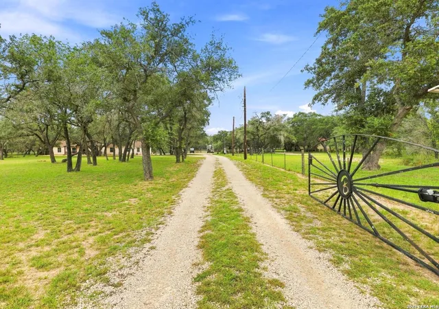 4th image of 316 Governors Dr, Floresville, TX 78114 | MLS# 2004872