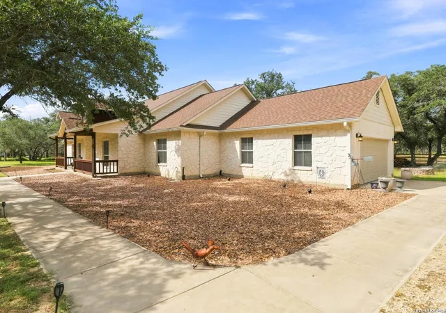 5th image of 316 Governors Dr, Floresville, TX 78114 | MLS# 2004872