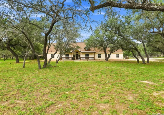 Photo 3 of Single family home for sale at 316 Governors Dr, Floresville, TX 78114 | MLS# 2004872 | Listing updated on 2026-09-19