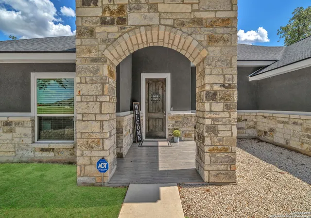 2nd image of 221 Cibolo Ridge Dr, La Vernia, TX 78121 | MLS# 2005018