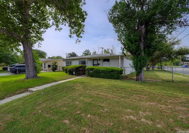 Photo 3 of Sale Pending at 362 Cherry Ridge Dr, San Antonio, TX 78213 | MLS# 2005023 | Listing updated on 2026-09-15
