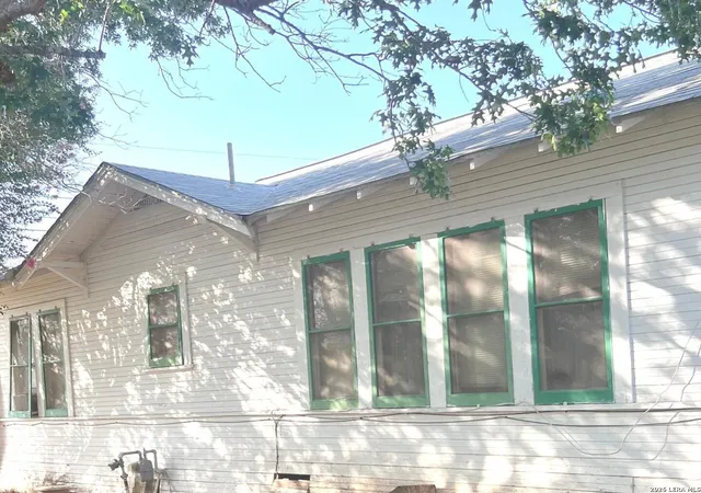2nd image of 1414 C St, Floresville, TX 78114 | MLS# 2005061