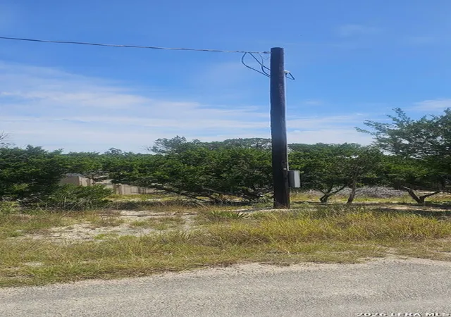 8th image of 9,10 Elmhurst Dr, Lakehills, TX 78063 | MLS# 2005169