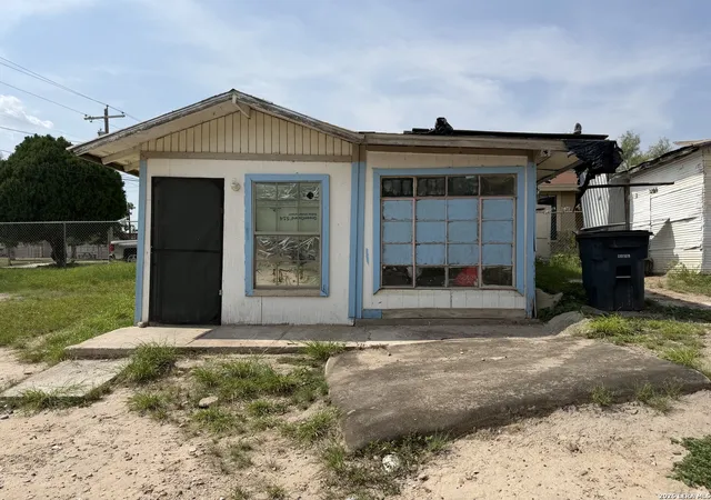 Photo 3 of Sale Pending at 227 Ford St, Eagle Pass, TX 78852 | MLS# 2005171 | Listing updated on 2026-08-04